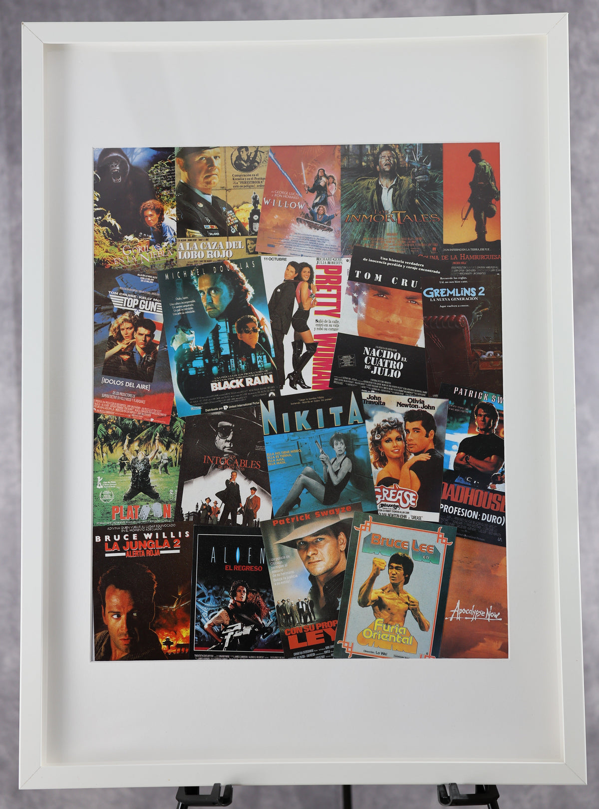 Cuadro Popurrí de Grandes Éxitos: marco blanco de 52 x 72 cm con guías publicitarias de Pretty Woman, Top Gun, Grease, Nikita y Gremlins 2